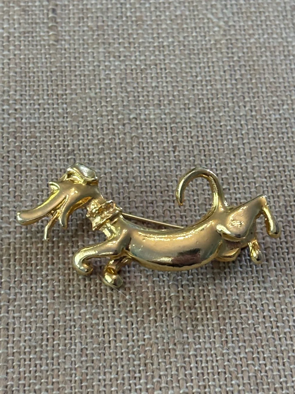 Vintage Gold Tone Dachshund Dog Brooch Pin Weiner Dog